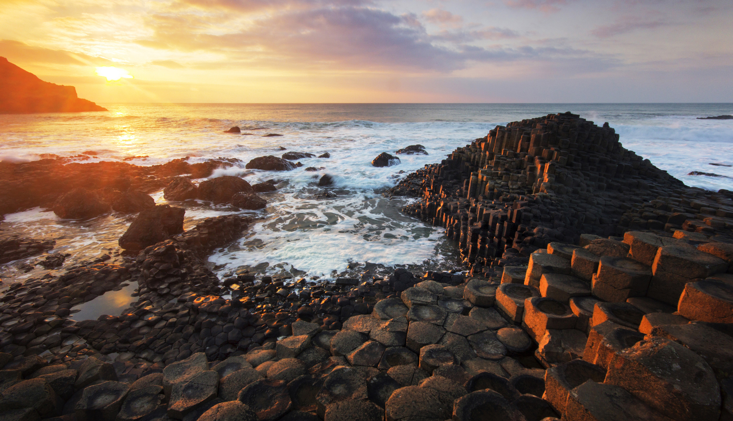 Coast way. Дорога гигантов Северная Ирландия. Дорога гигантов Великобритания. The Causeway Coast and Dunluce Castle.